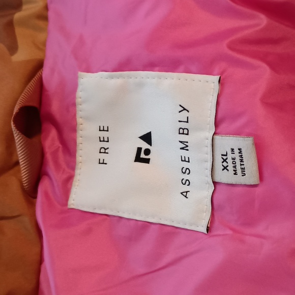 Free Assembly Women's Oversized Puffer Vest XXL Camouflaged Brown Pink interior - Picture 9 of 12